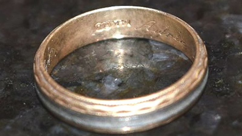 Нашёл золотое кольцо с надписью, ищу владельца