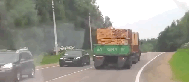 Хук сзади: подборка записей видеорегистраторов с самыми нелепыми ДТП