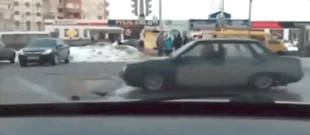 Хук сзади: подборка записей видеорегистраторов с самыми нелепыми ДТП