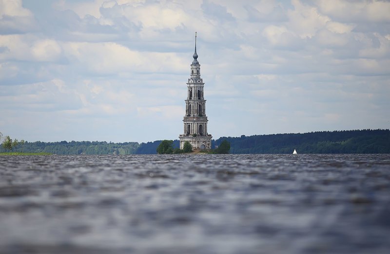 Калязинская церковь, также называемая "Затопленной звонницей", стоит одна в Угличском водохранилище. Это все, что осталось от Старого города Калязина, который был затоплен при строительстве плотины в 1939 году, Кичигин