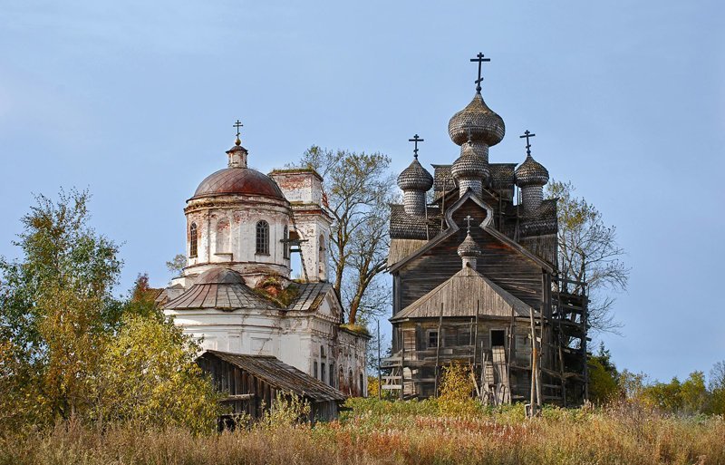Церковь в Палтоге, Вологодской области (бывшее село Акулово). Деревянная церковь справа, построенная в 1733 году, сейчас реставрируется; Мария Кривошеина