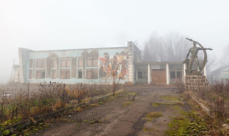 Разрушенный Дом Культуры в утреннем тумане в Котельниче Кировской области, Михаил Стародубов