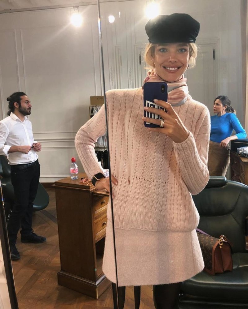 Наталья Водянова опубликовала "странное" фото из салона красоты в Париже в своем Инстаграме