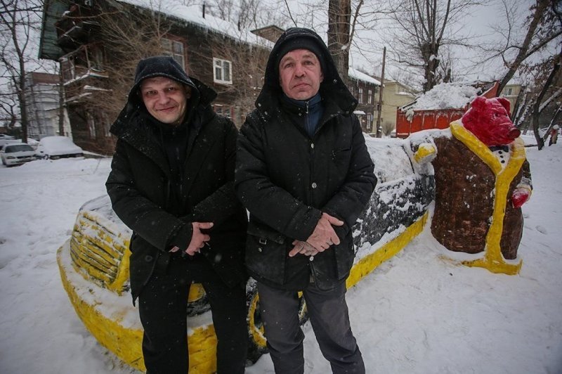 Богатый свин в шубе и на Мерседесе появился в одном из дворов Новосибирска