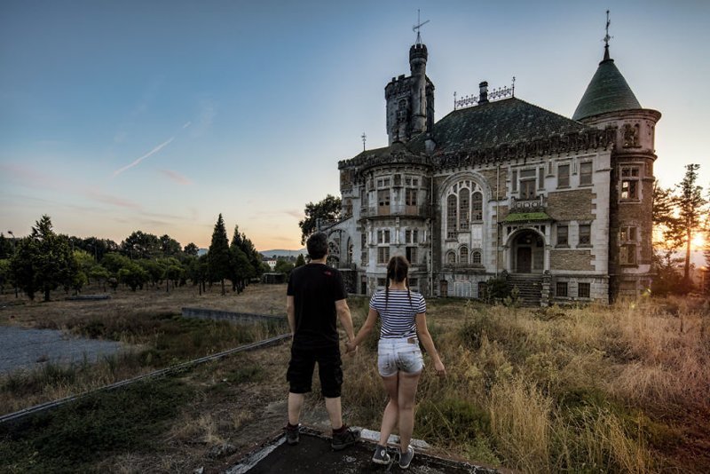 Творческая пара собственной персоной - на фоне заброшенного особняка в Португалии