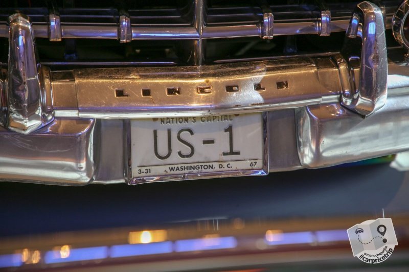 Кстати, про номер 1: естественно у президентского лимузина должен быть крутой номерной знак — US — 1.