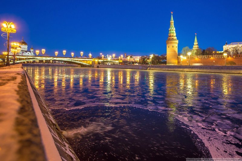 Вид с Софийской набережной на Москва-реку