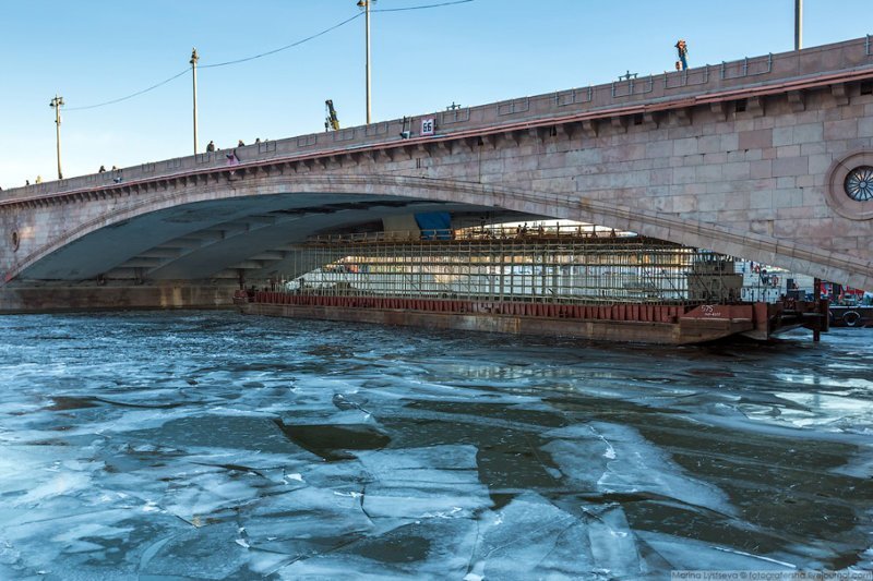 Под Москворецким мостом устроили запруду, перекрыв движение. Видимо, мост починяют.