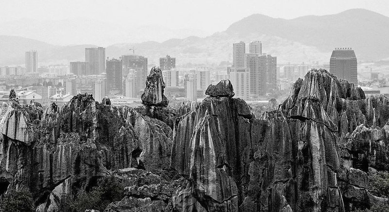 Кэрол Париа из Франции рассказала об этом кадре: "Этот каменистый массив, расположенный на юге Китая, состоит из множества вершин, которые образовались в процессе эрозии из-за дождя и ветра."