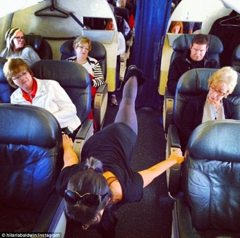 Йогини на борту: женщина занялась йогой в самолете во время рейса