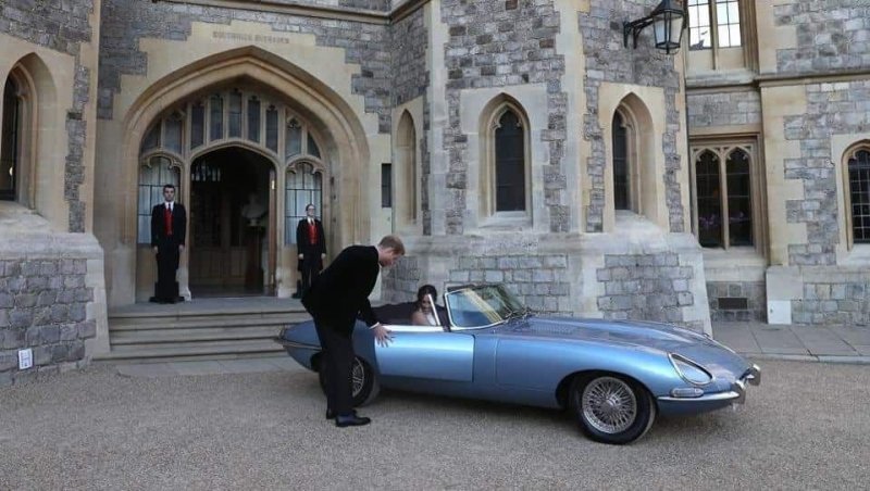 Это не первая подобная переделка в Британии. Ранее принц Гарри и Меган Маркл во время свадьбы проехались на электрическом Jaguar E-Type.