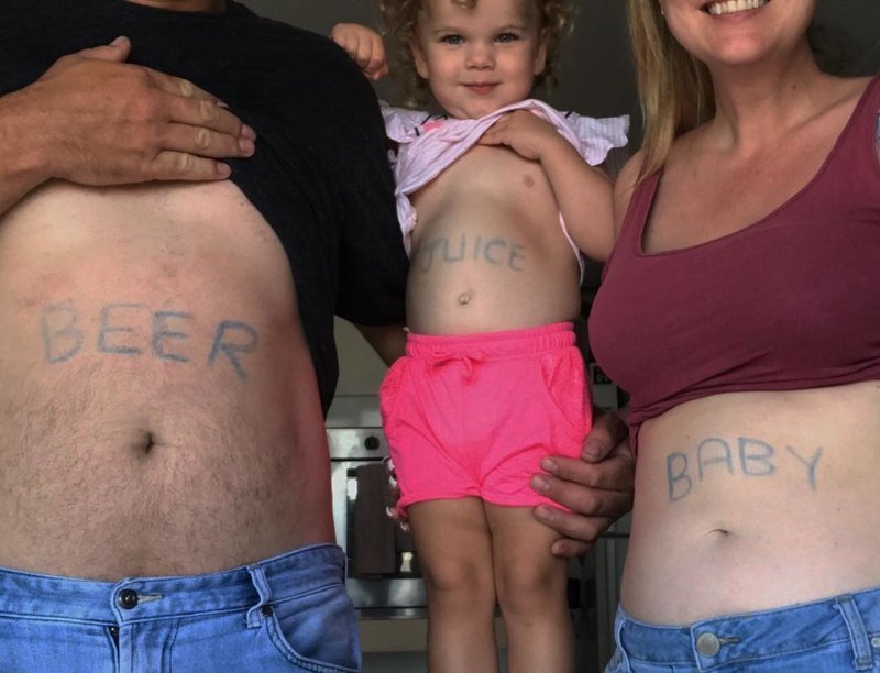 Подписать животы:у папы- пиво, у дочки - сок, а у мамы - малыш