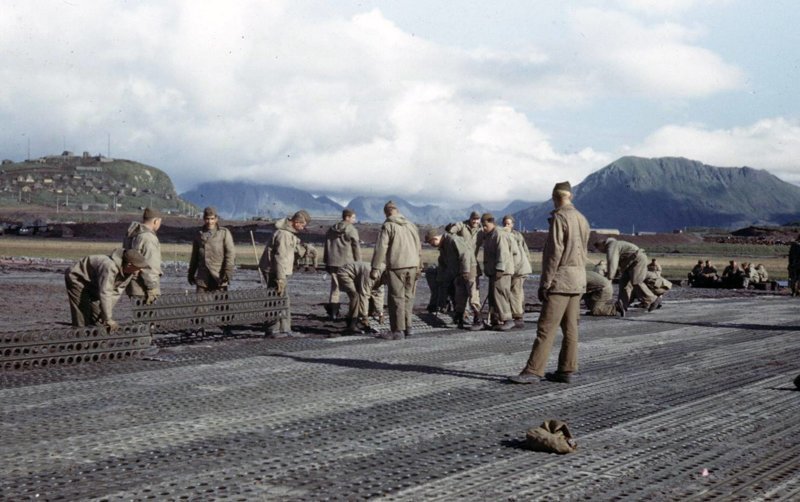 Американские солдаты укладывают временное аэродромное покрытие для полевого аэродрома