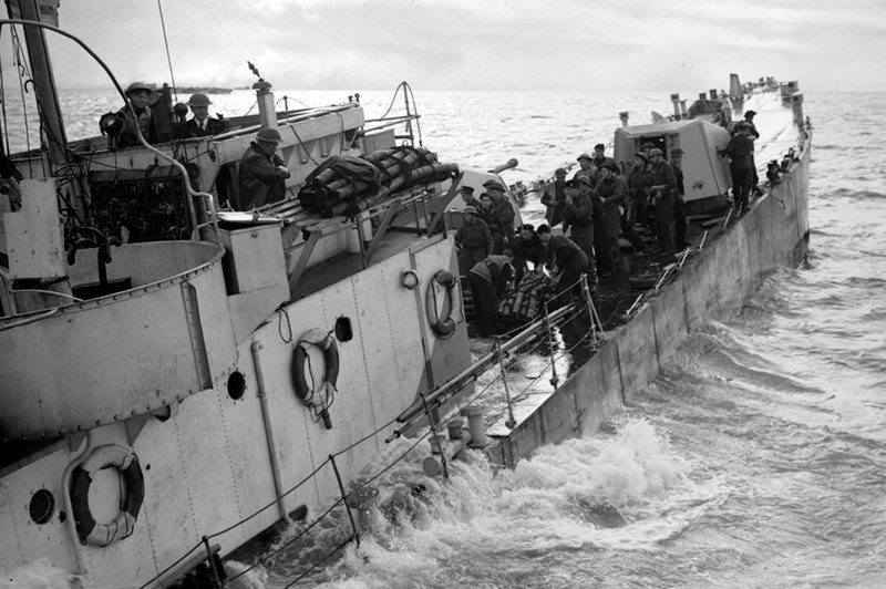 Экипаж лейтенанта Джорджа Фламанка покидает тонущее среднее вспомогательное десантное судно LCG(M) возле острова Валхерен. 1 ноября 1944 г.