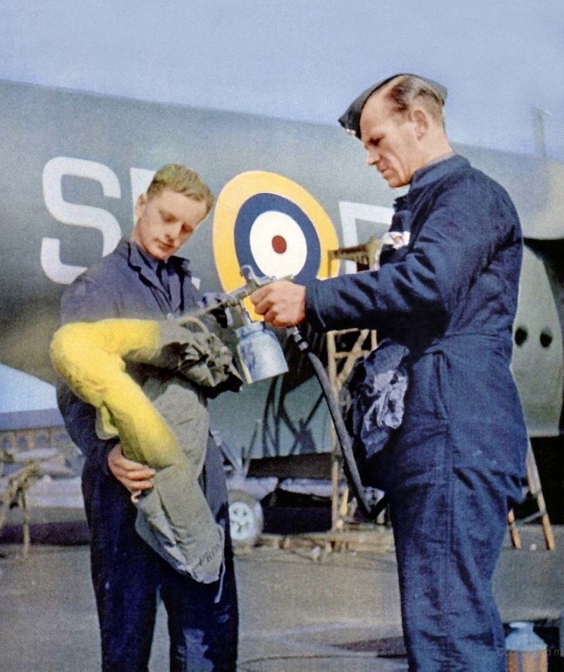 Британские техники окрашивают индивидуальную спасательную экипировку пилота в жёлтый цвет