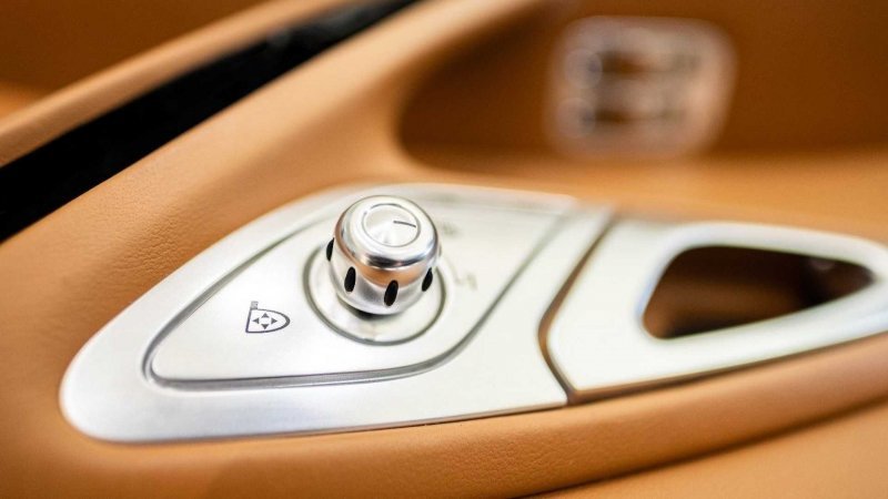 Кому шикарный салон в "Жигу"? Продается интерьер гиперкара Bugatti Veyron