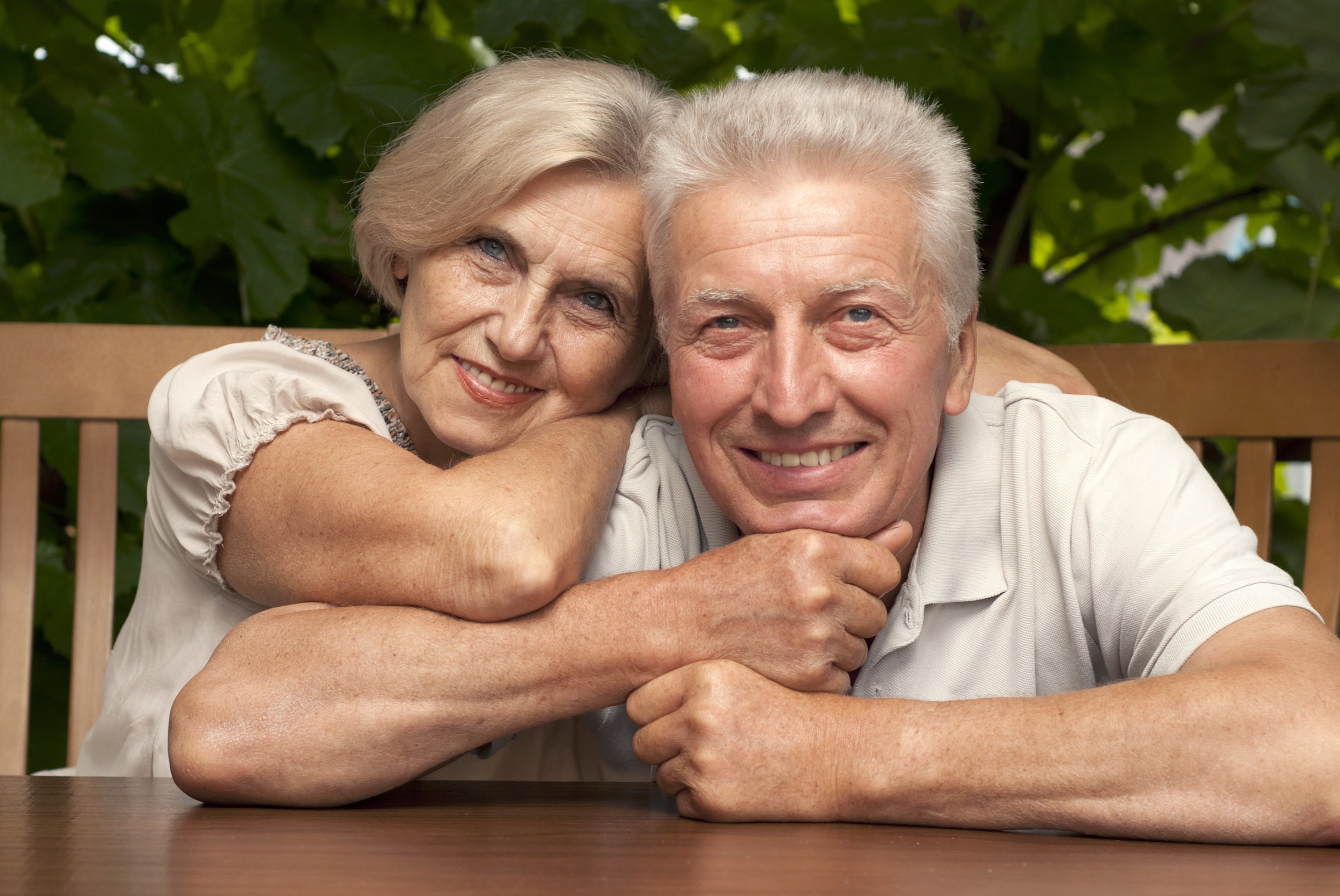 Пожилые супруги видео. Пожилые мужчина и женщина. Старики пары. Фотосессия пожилой пары. Пара в возрасте.