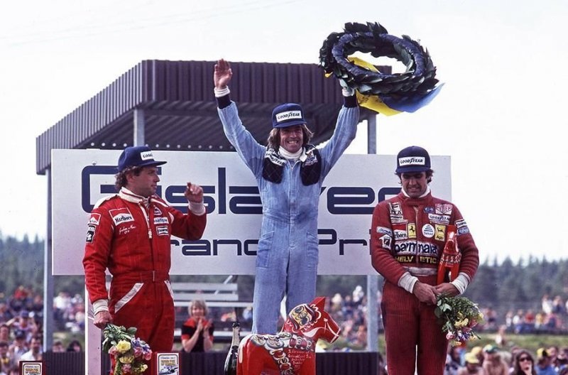 Гран-При Швеции 1977 года: на верхней ступени пьедестала Жак Лаффит, на нём тонкий комбинезон Stand 21 из асбеста.