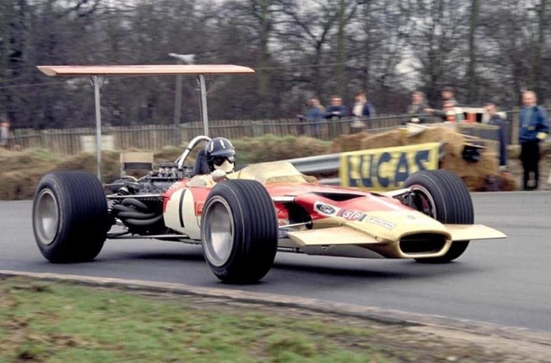Lotus 49 1968 года: антикрыло на высоких стойках крепится непосредствненно к кулакам задней подвески.