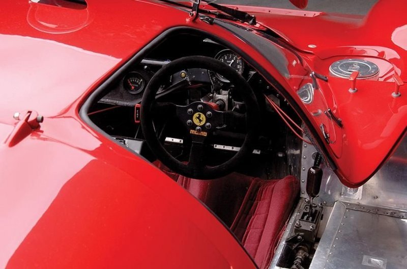 Спортпрототип Ferrari 512 1969 года: справа от пилота установлен бензобак объемом 120 литров (его заправочную горловину хорошо видно впереди). Бак такого же объема стоит и в левом пороге кузова.