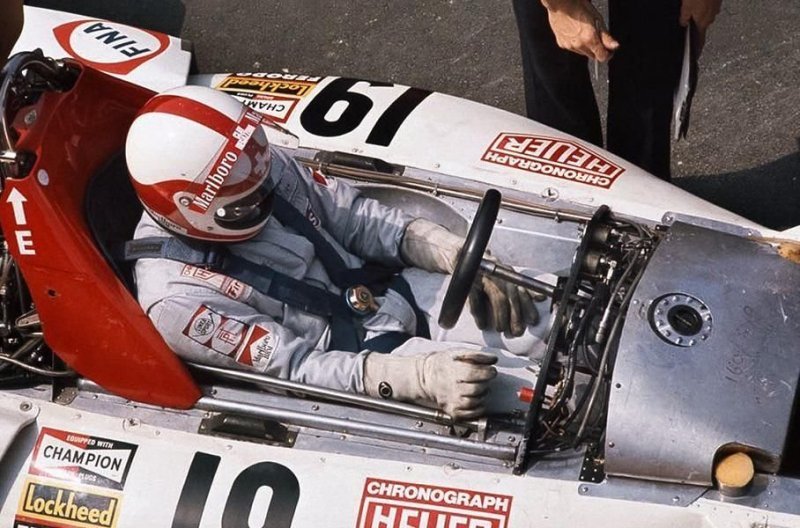 Клей Регаццони в болиде BRM (1973 год): пилот с обеих сторон окружен баками с горючим. Дополнительный бензобак установлен впереди, за приборной доской.
