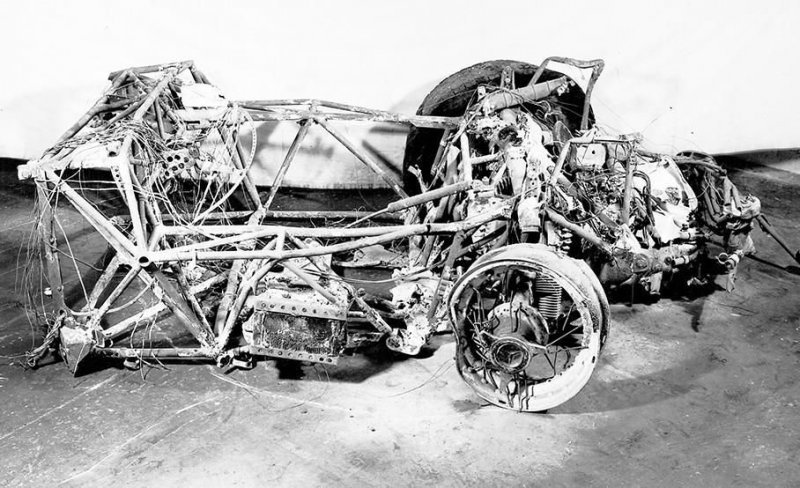 Останки спорткара Mercedes 300 SLR после страшного пожара в Ле-Мане 1955 года, в котором погиб Пьер Левег. Внешние панели кузова были отформованы из тонкого магниевого листа.