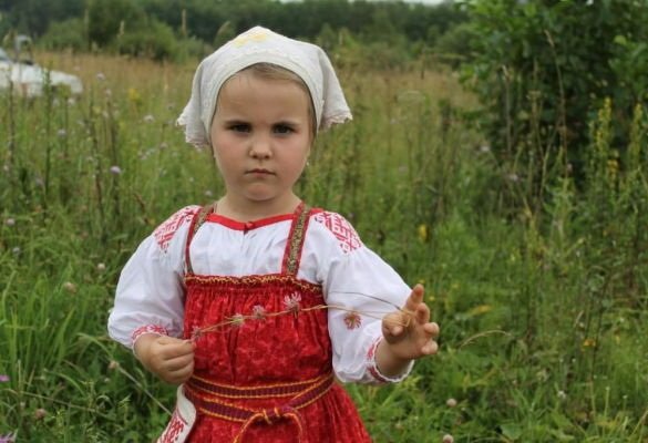 Ребенок в русском народном костюме