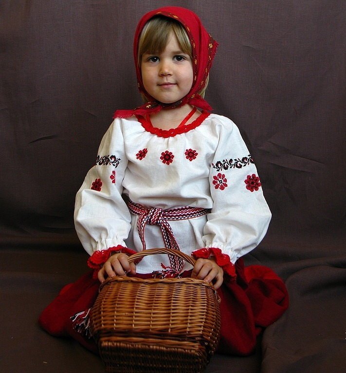 Девочка в русском костюме