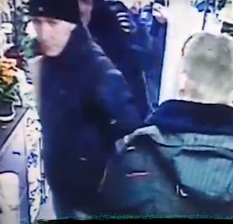Парень в Москве ограбил цветочный магазин, чтобы сесть в тюрьму