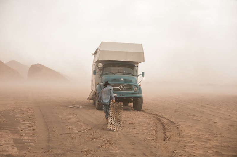 Потом приключенцы застряли посередине пустыни (с +50 градусов по Цельсию) и попали в песчаную бурю