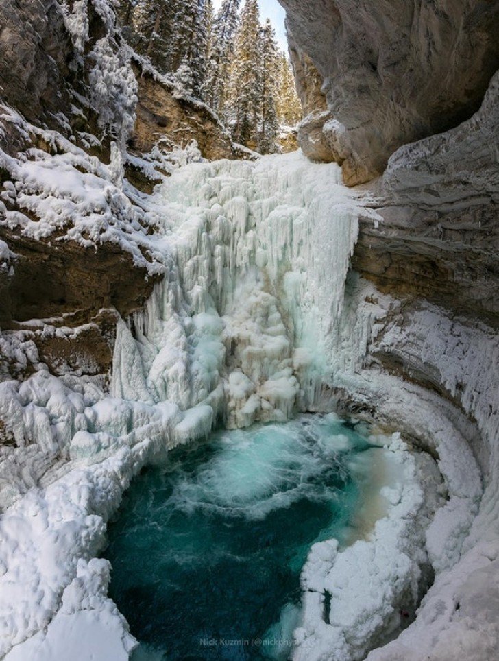 Замерзший водопад в каньоне Канады