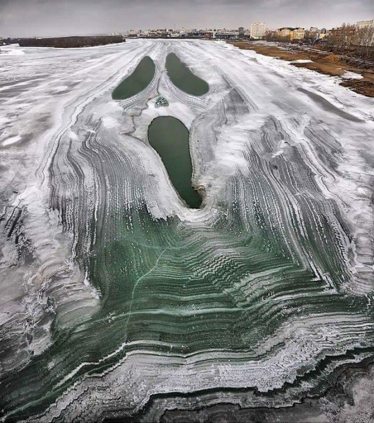 Река Иртыш замерзла в виде маски из фильмов «Крик»