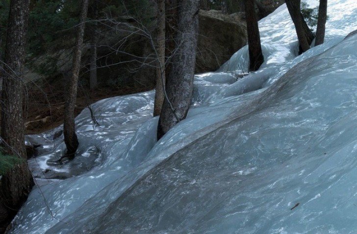 Снег растаял и превратился в необыкновенный лед в горах России