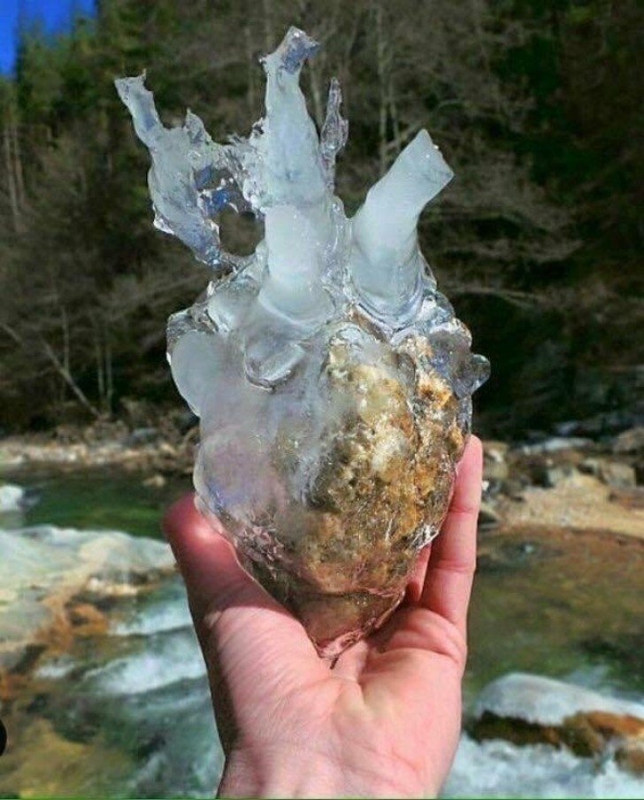 Камень во льду выглядит как сердце