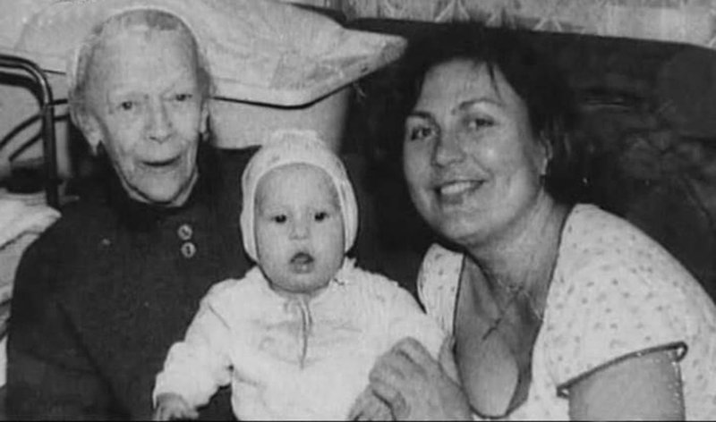 «Теплое семейное фото»: Кравченко поделилась архивным снимком с дочкой и вторым мужем