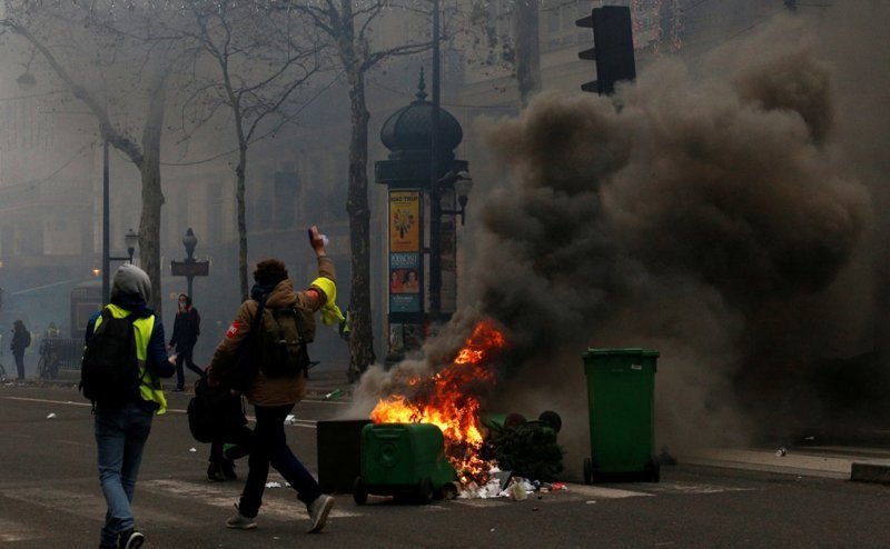 Причина беспорядков во Франции раскрыта. В протестах во Франции виновата Россия