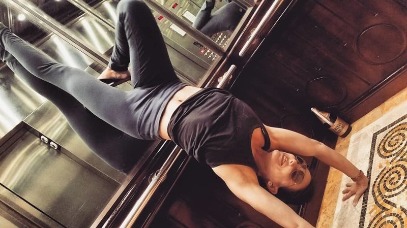 Любители йоги атакуют лифт