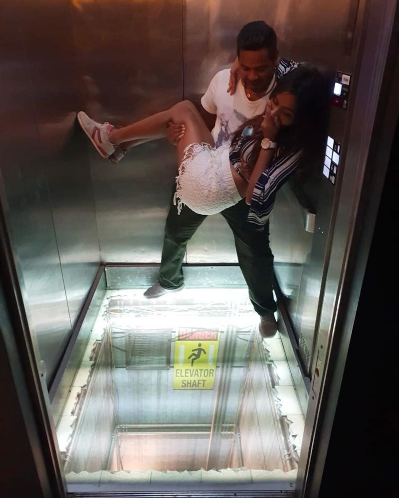 Фото в лифте девушка и парень