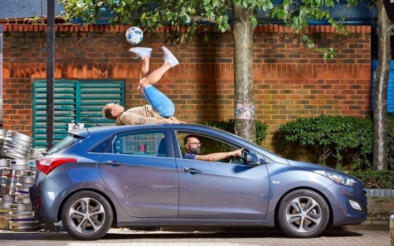 9. Самое долгое жонглирование футбольным мячом стопами на крыше едущего автомобиля ...