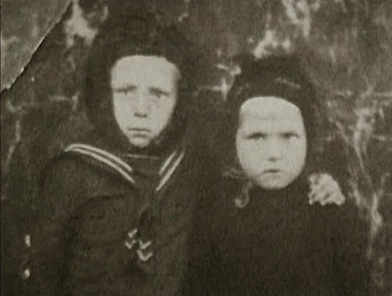 Лида Федосеева (Шукшина) с братом Германом Федосеевым. Ленинград, 1942