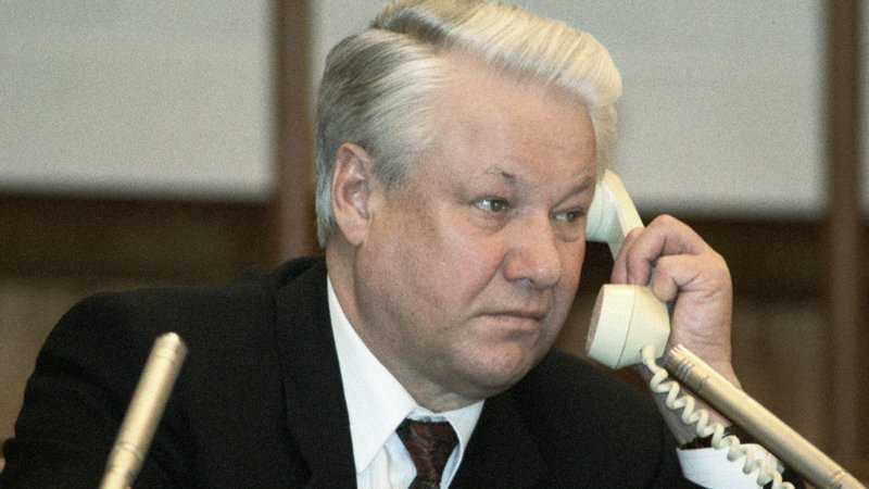 Президент России Борис Ельцин разговаривает по телефону в зале заседаний VIII внеочередного Съезда народных депутатов России.