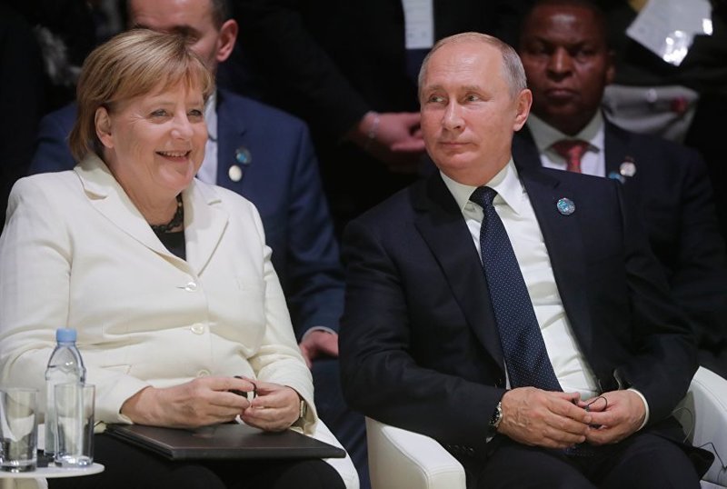 Президент России Владимир Путин на Парижском форуме мира. Слева: канцлер ФРГ Ангела Меркель.