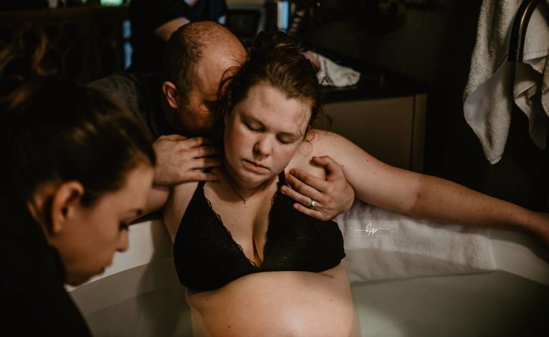 Фотограф запечатлел эмоции мужчин, присутствовавших при родах