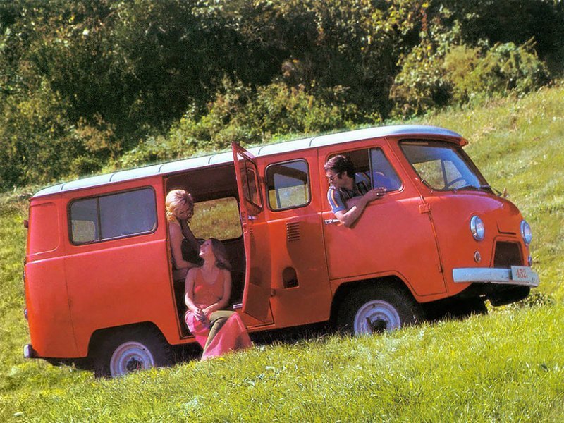 УАЗ-452 в необычной красной расцветке. В народе его любовно именовали "буханкой"