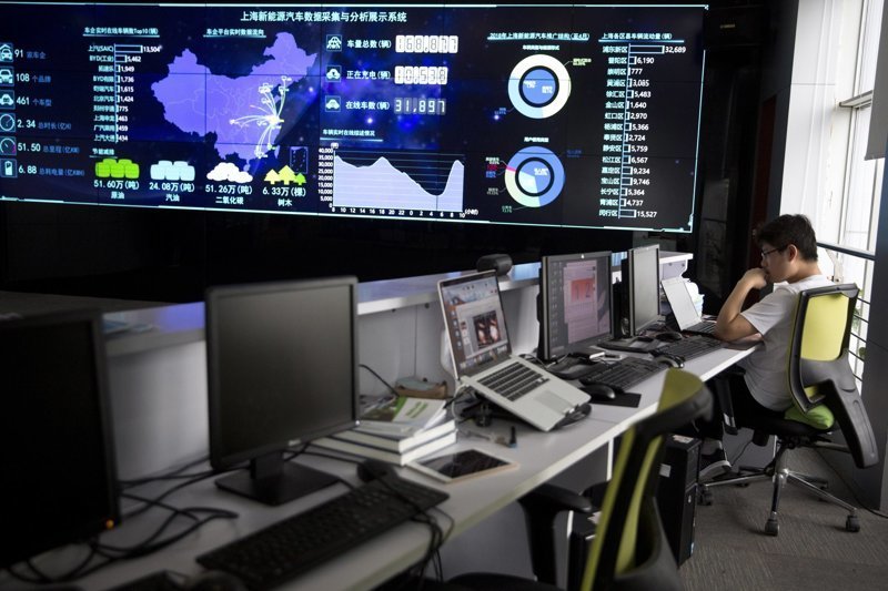Электромобили, активно продвигаемые в Китае - имеют отдельную систему слежения - на экранах центра по сбору информации виден каждый электроавтомобиль - что он делает, куда движется, чем занимается.