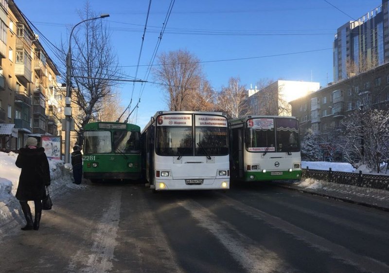 Два автобуса и троллейбус заблокировали движение на одной из улиц Новосибирска