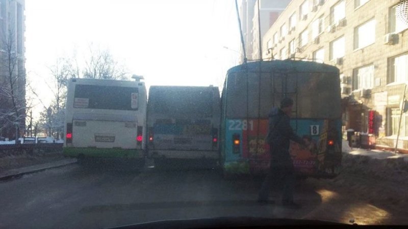 Обгоняя друг друга, притерлись бортами троллейбус №8, автобус №6 и автобус №5.