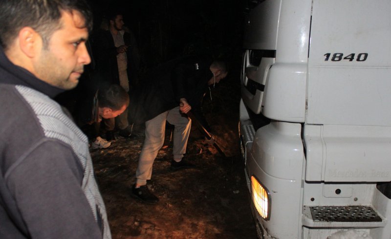 Неравнодушные белорусы помогли турецкому дальнобойщику вытащить застрявшую фуру