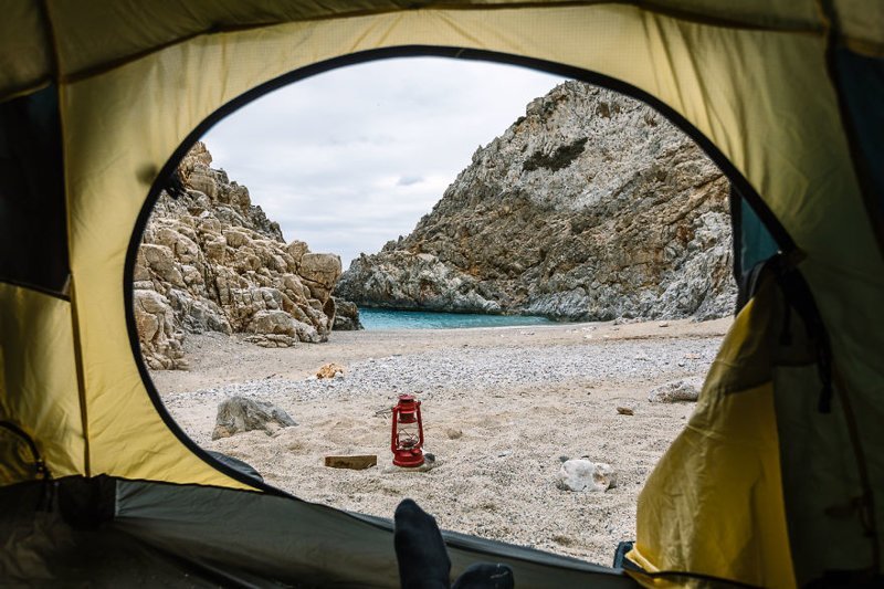 Ночевка в палатке на пляже - это так романтично