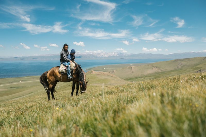 Катание на лошадях в горах Кыргызстана